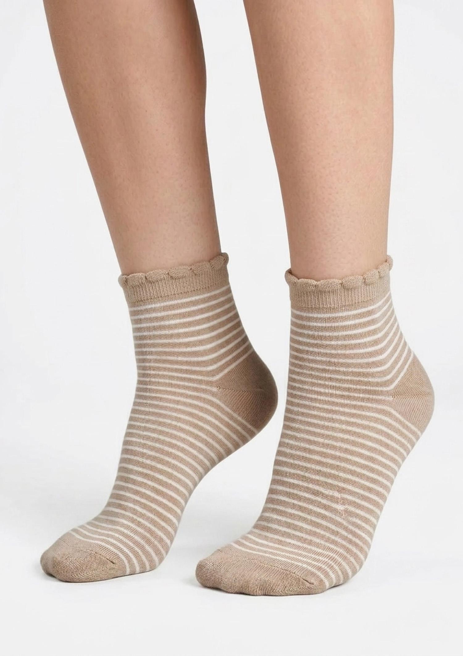 Skarpetki damskie w paseczki z falbanką Scp Stripes Marilyn beżowe 36/40 BEIGE